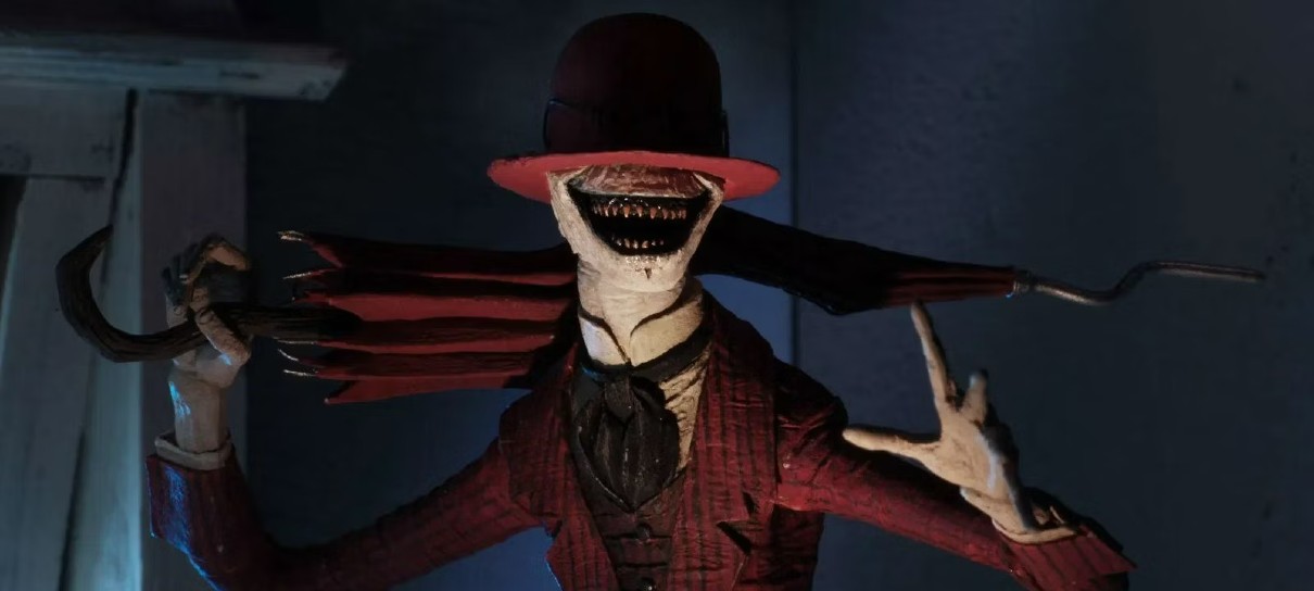 Sombra de uma figura disforme numa casa antiga